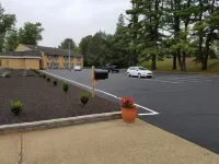 Motel 6 Putnam, CT - parking
