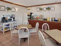 Days Inn & Suites by Wyndham Kokomo - breakfast