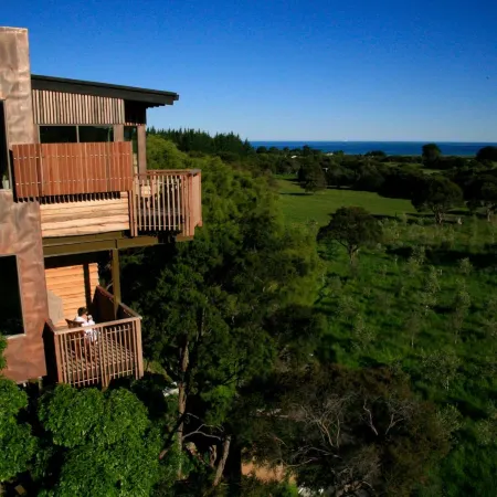 Mr & MRS Smith Hapuku Lodge & Tree Houses