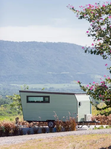 รูปภาพของMint camper car mine hills2