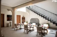 Riad Yacout - Uima-altaat