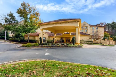 La Quinta Inn & Suites by Wyndham Raleigh Crabtree Отели в г. Мередит