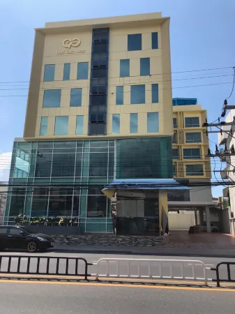 Glow Rattana Place Hotel Отели рядом с достопримечательностью «Wat Bo Thong»