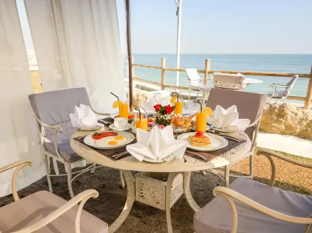 AlkoutBeachHotel Отели в г. Fahaheel