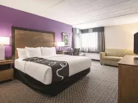 La Quinta Inn & Suites by Wyndham Portland - parking