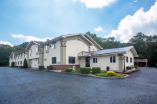 Super 8 by Wyndham Elkins Hoteles en 