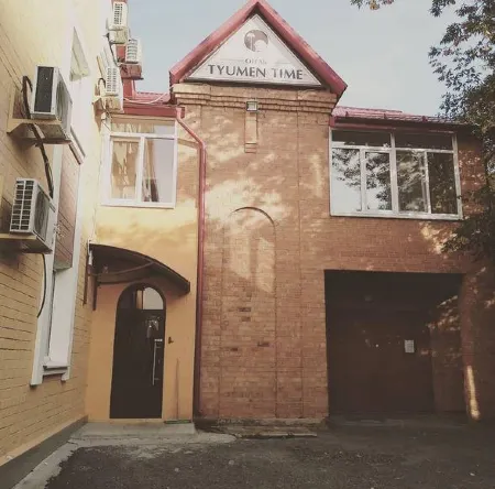 Tyumen Time Hotel (Тюмень Тайм) Отели рядом с достопримечательностью «Памятник бездомной собаке»