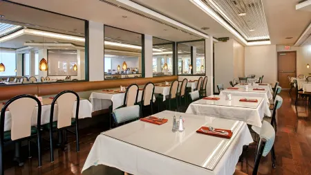 Best Western Plus Bayside Inn Отели рядом с достопримечательностью «Ботаникал Билдинг»