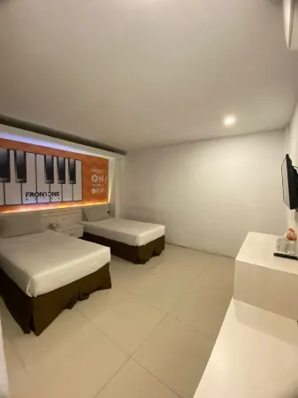 Front One Inn Sidoarjo Отели в г. Sidoarjo