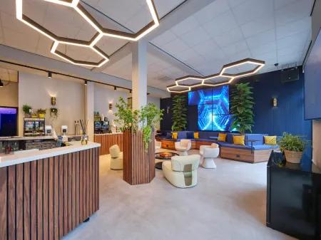 The Hyve Capsule Hostel Amsterdam Отели рядом с достопримечательностью «Хет Схип»