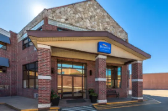 Baymont by Wyndham Downtown Detroit Hotels near Belle Isle