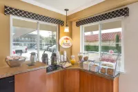Super 8 by Wyndham Martinez - breakfast