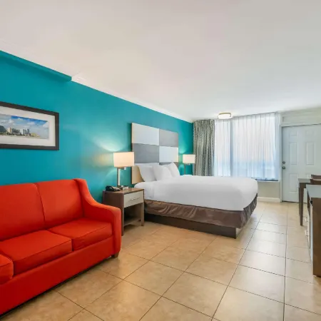 Comfort Inn & Suites Daytona Beach Oceanfront Отели рядом с достопримечательностью «Выставочный и конгресс-центр Ocean Center»
