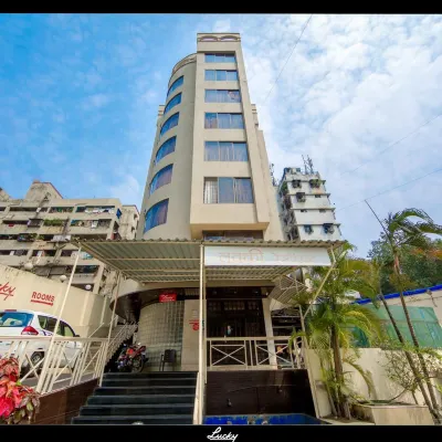 Lucky Hotel Goregaon Отели рядом с достопримечательностью «Торговый Центр Оберои»