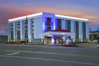 Holiday Inn Express & Suites Cincinnati Riverfront Hotels in Ludlow