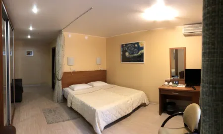 Галерея (бывш. Сакура) Отели рядом с достопримечательностью «Памятник Омару Хайяму»