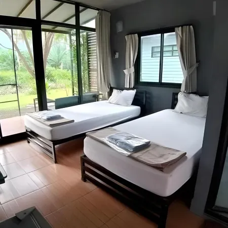 Baan Rim Nam Resort Отели рядом с достопримечательностью «Пирс Тхадан»