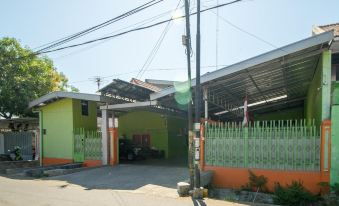 RedDoorz Near Kejaksan Station Cirebon 2