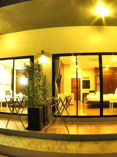 รูปภาพของต้นไทร ทรอปิคอล เกาะพีพี