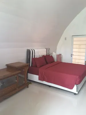 Triangle House Cozyland Hotels in Cibogo