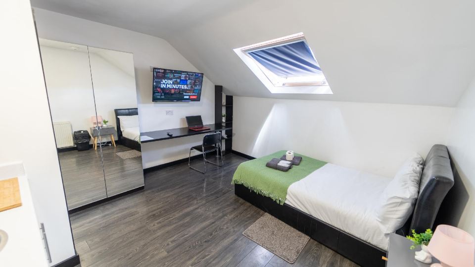 23 North Road Studios Near QE and Uob