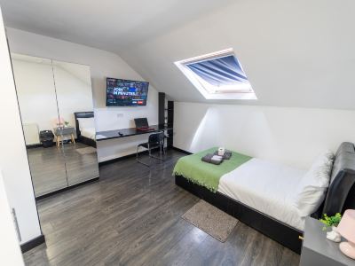 23 North Road Studios Near QE and Uob