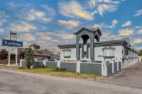 Travelodge by Wyndham Calgary South Hotels near Deerfoot Meadows