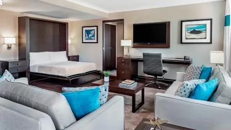 Four Points by Sheraton London Отели рядом с достопримечательностью «Principles Design Studio Inc»