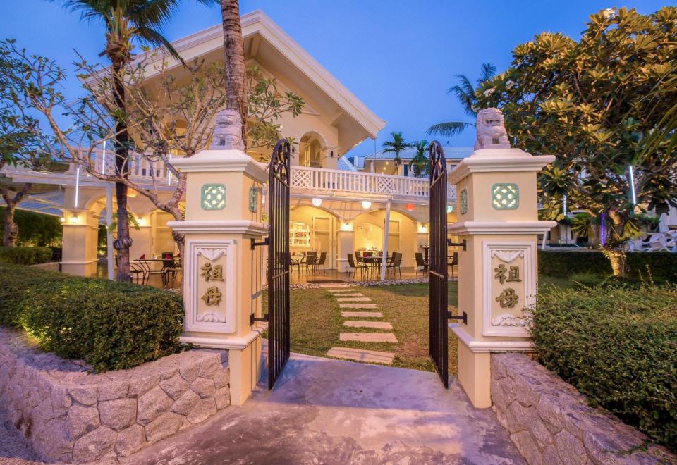 [더 프런트 빌리지의 야외 수영장]