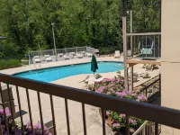 Quality Inn - Pools