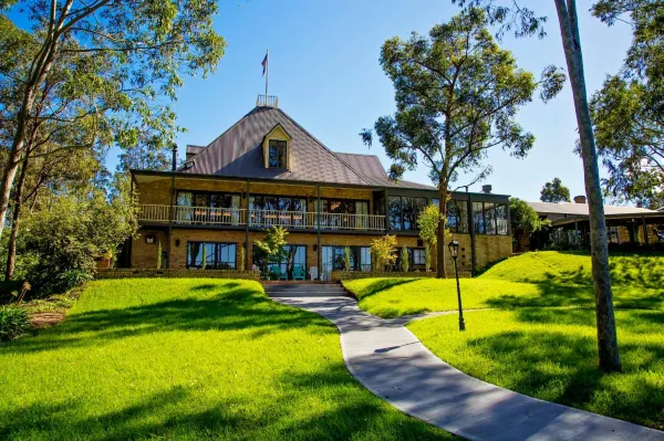 Lincoln Downs Resort Batemans Bay lakeside garden and resort setting in North Batemans Bay