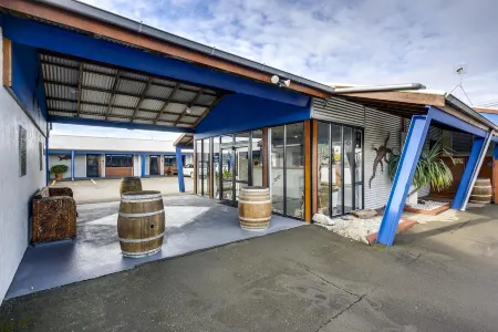 The Rocks Motel Отели в г. Нейпир