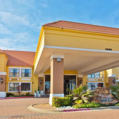 Holiday Inn Express & Suites IRVING DFW AIRPORT NORTH by IHG Hotels near BAPS Shri Swaminarayan Mandir, Dallas