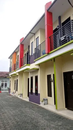 Patra Homestay Отели в г. Taman Sari