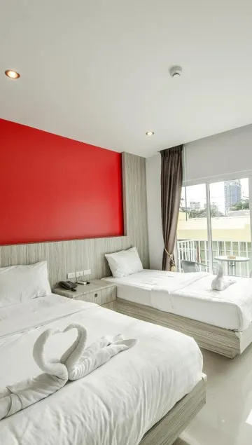 ห้องดีลักซ์ เตียงแฝด พร้อมวิวสระว่ายน้ำ