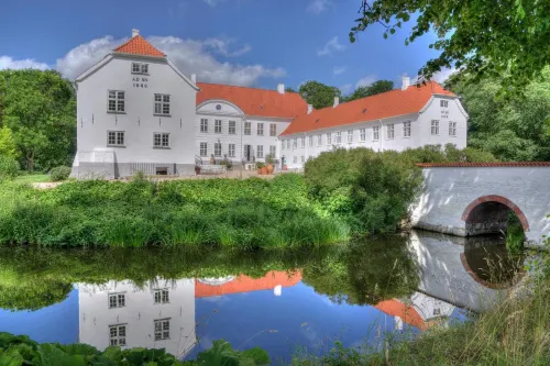 Kragerup Gods Hotels in Gørlev