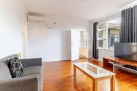 Glenelg Holiday Apartments-Ellis - parking