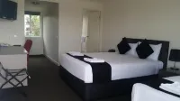 Dooleys Tavern and Motel Capella Hotels in Capella