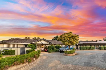 Burringa Garden Motel Отели рядом с достопримечательностью «Chaston Pet Hub»