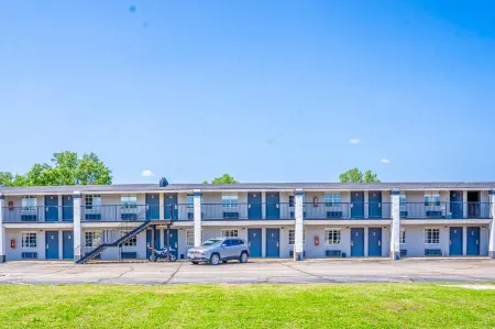 Deluxe Inn & Suites by OYO Miami OK