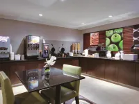 La Quinta Inn & Suites by Wyndham Harrisburg Airport Hershey - breakfast