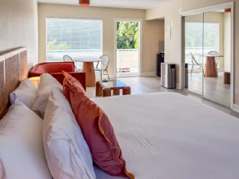 Ocean Lodge Các khách sạn gần Trung tâm mua sắm Mizner Park