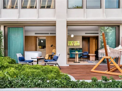 ห้องสวีท 1 ห้องนอน พร้อมระเบียงและวิวลานภายใน