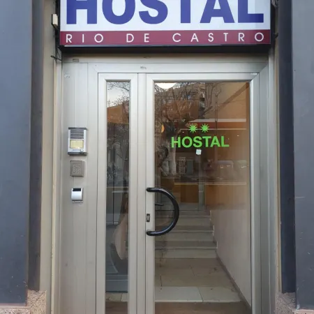 Hostal Rio de Castro Отели рядом с достопримечательностью «Парковка MACBA»