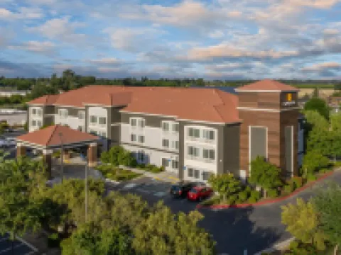 La Quinta Inn & Suites by Wyndham Visalia/Sequoia Gateway Hotels in Visalia
