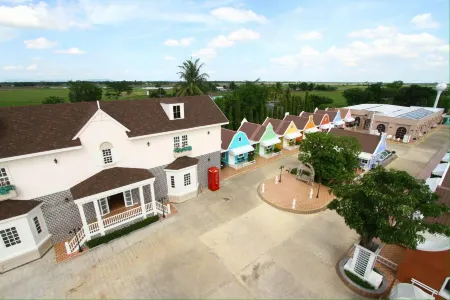 Fantasy Resort Chainat Отели рядом с достопримечательностью «Wat Saphan»