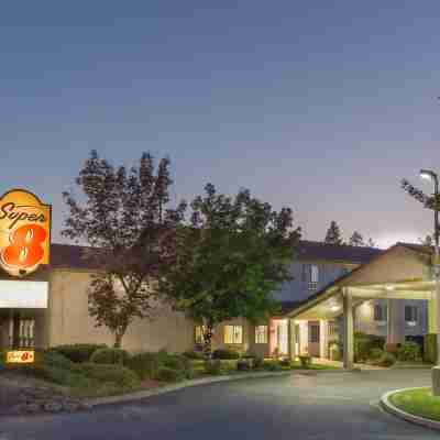 Super 8 by Wyndham Bend Hotel Exterior