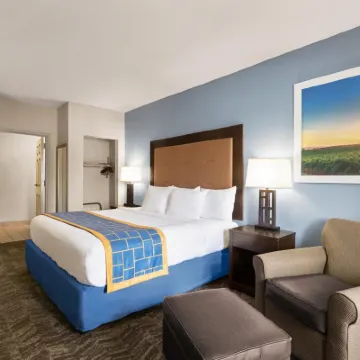 Days Inn & Suites by Wyndham Savannah Midtown Hotels near Bacon Park
