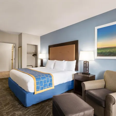 Days Inn & Suites by Wyndham Savannah Midtown