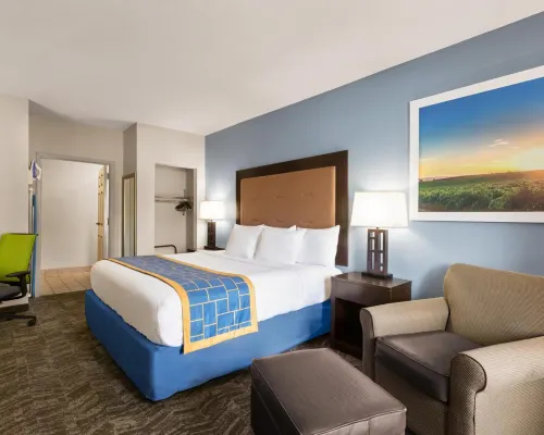 Days Inn & Suites by Wyndham Savannah Midtown Hotels near Memorial Stadium